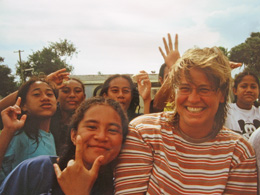 Elke Amberg mit Schulmädchen. (Tonga)